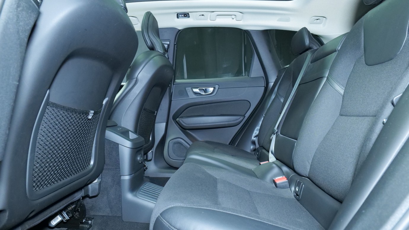 Esittelykuva Volvo XC60 kevythybridiautosta.