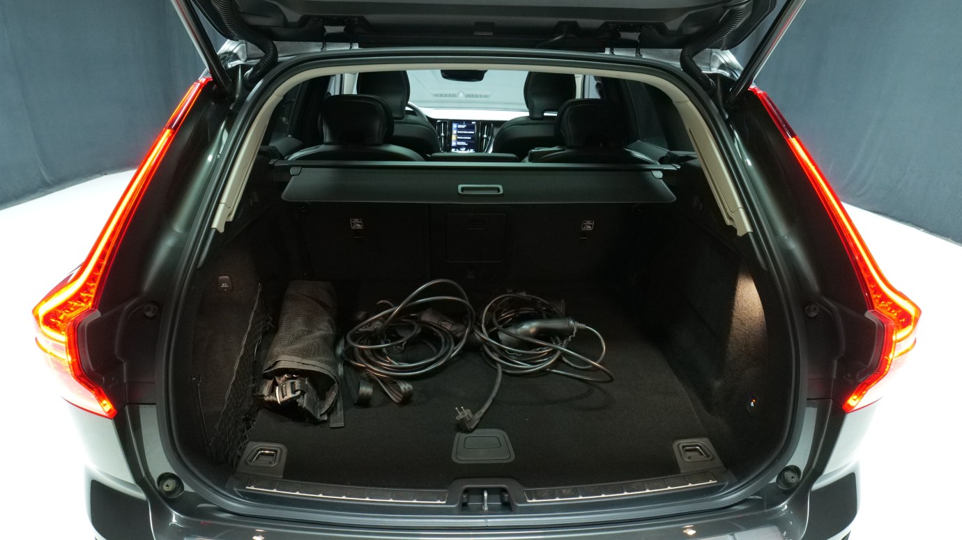 Esittelykuva Volvo XC60 kevythybridiautosta.