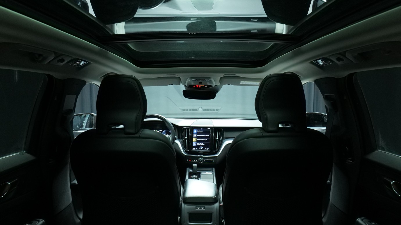 Esittelykuva Volvo XC60 kevythybridiautosta.