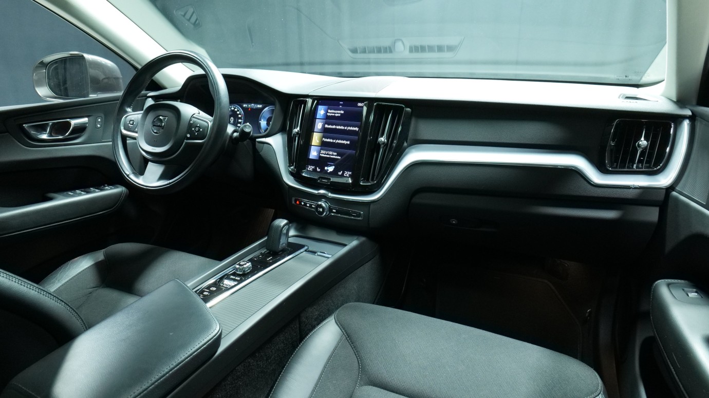 Esittelykuva Volvo XC60 kevythybridiautosta.