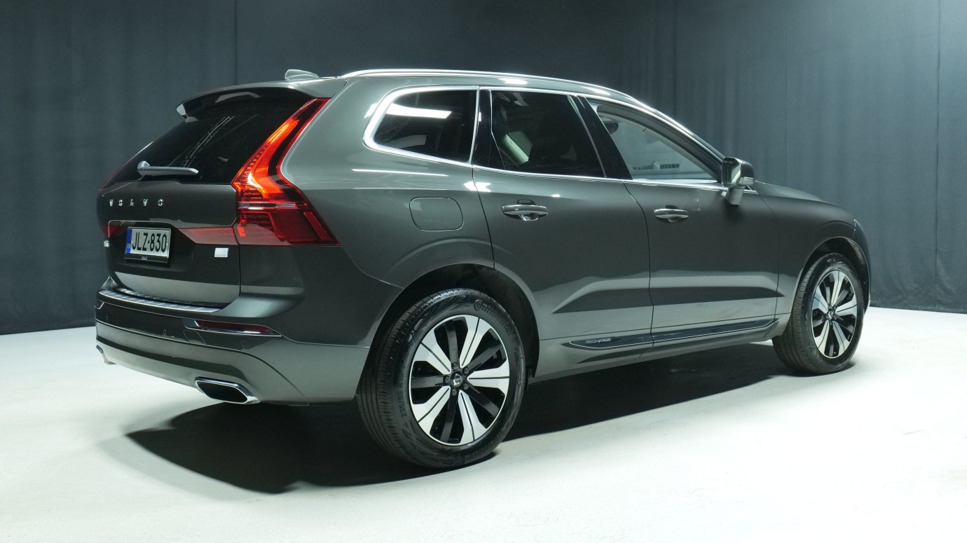 Esittelykuva Volvo XC60 kevythybridiautosta.
