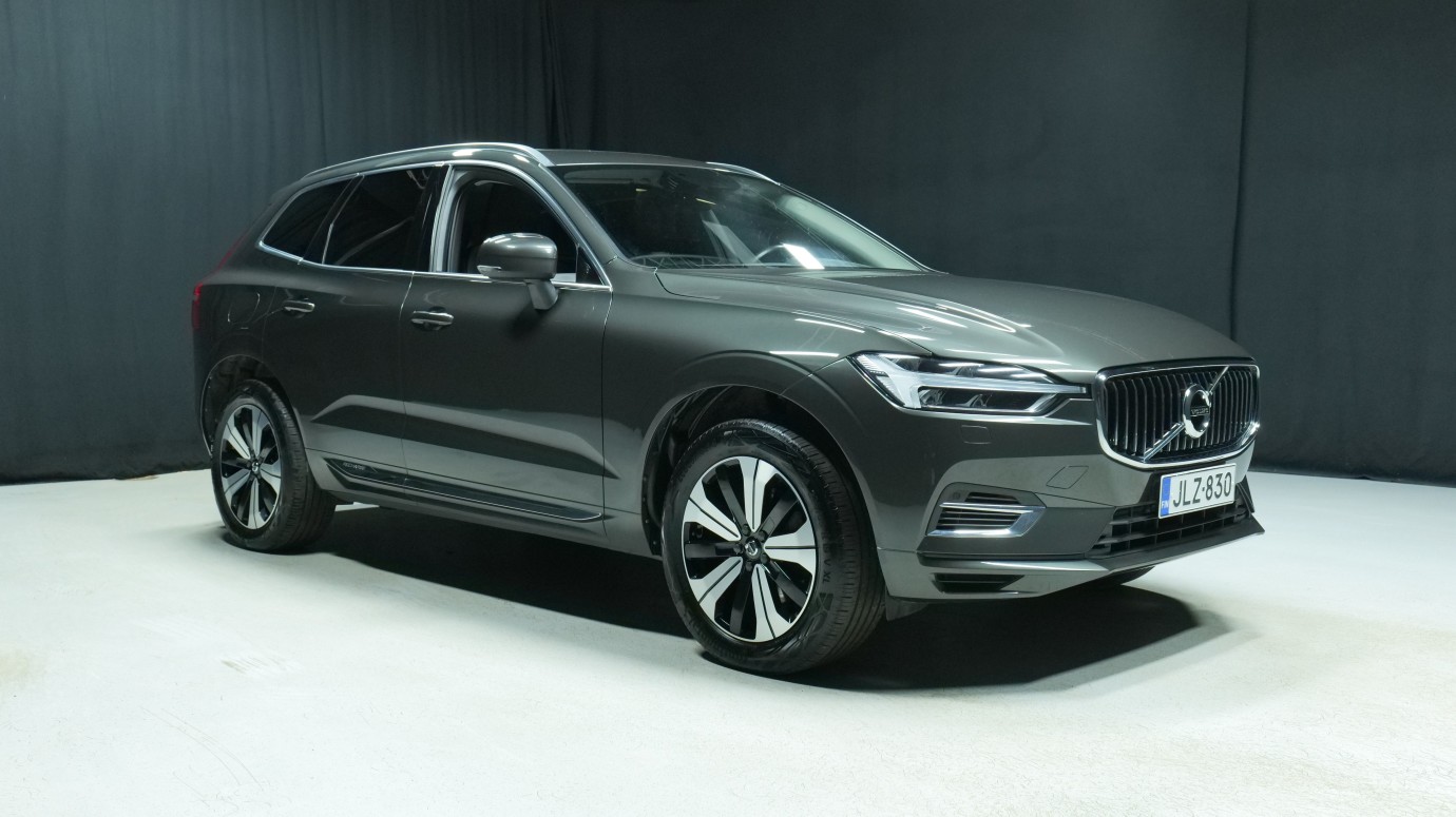 Esittelykuva Volvo XC60 kevythybridiautosta.
