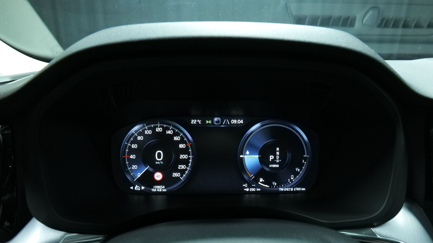 Esittelykuva Volvo XC60 kevythybridiautosta.
