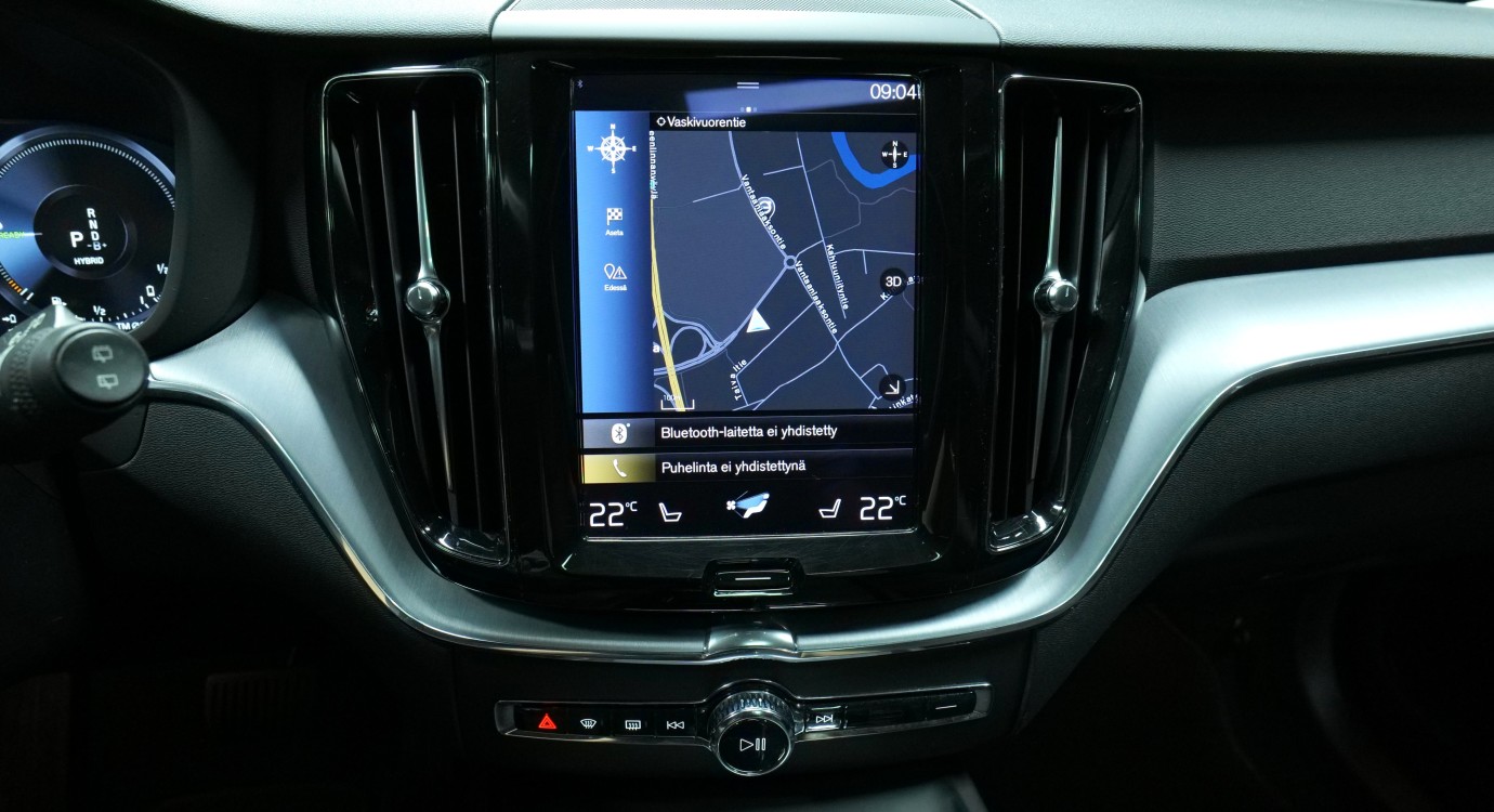 Esittelykuva Volvo XC60 kevythybridiautosta.