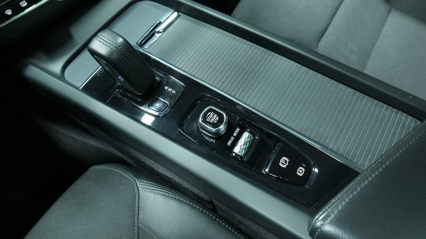 Esittelykuva Volvo XC60 kevythybridiautosta.