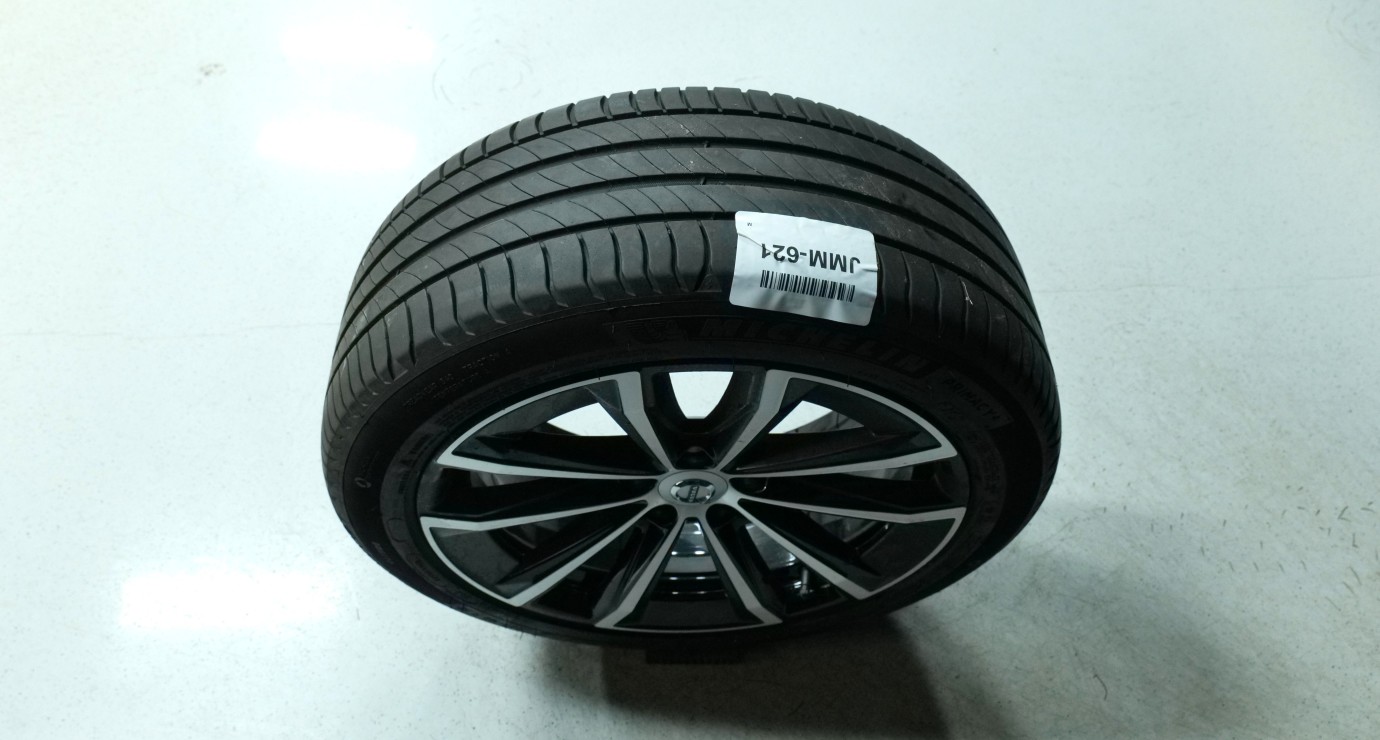 Esittelykuva Volvo S60 kevythybridiautosta.