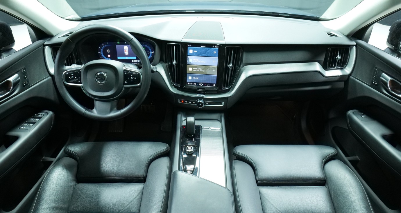 Esittelykuva Volvo XC60 kevythybridiautosta.