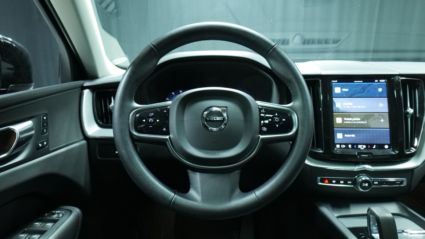 Esittelykuva Volvo XC60 kevythybridiautosta.