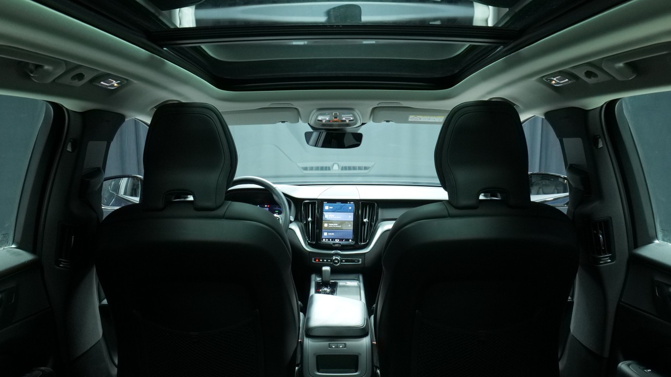 Esittelykuva Volvo XC60 kevythybridiautosta.