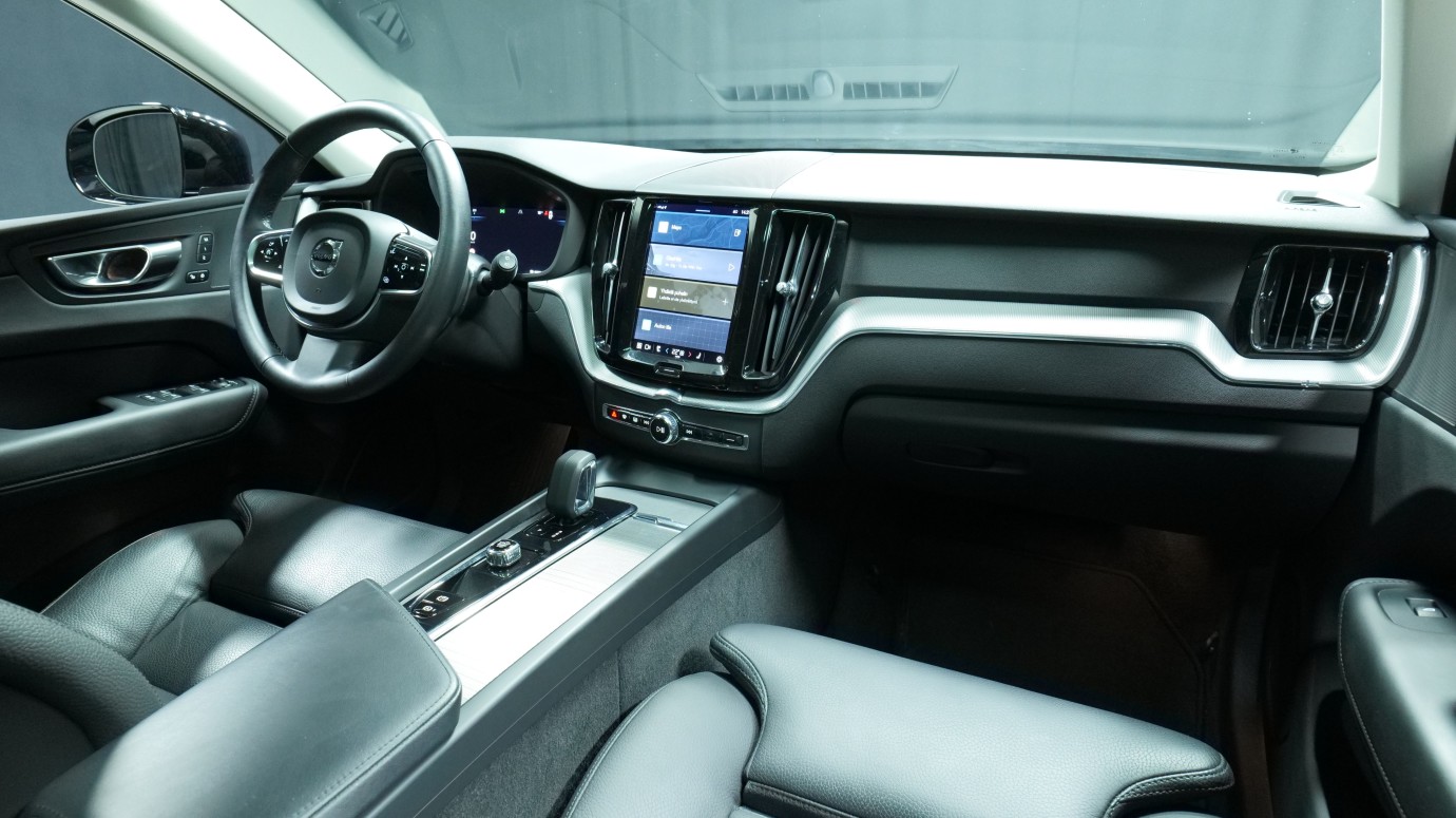 Esittelykuva Volvo XC60 kevythybridiautosta.