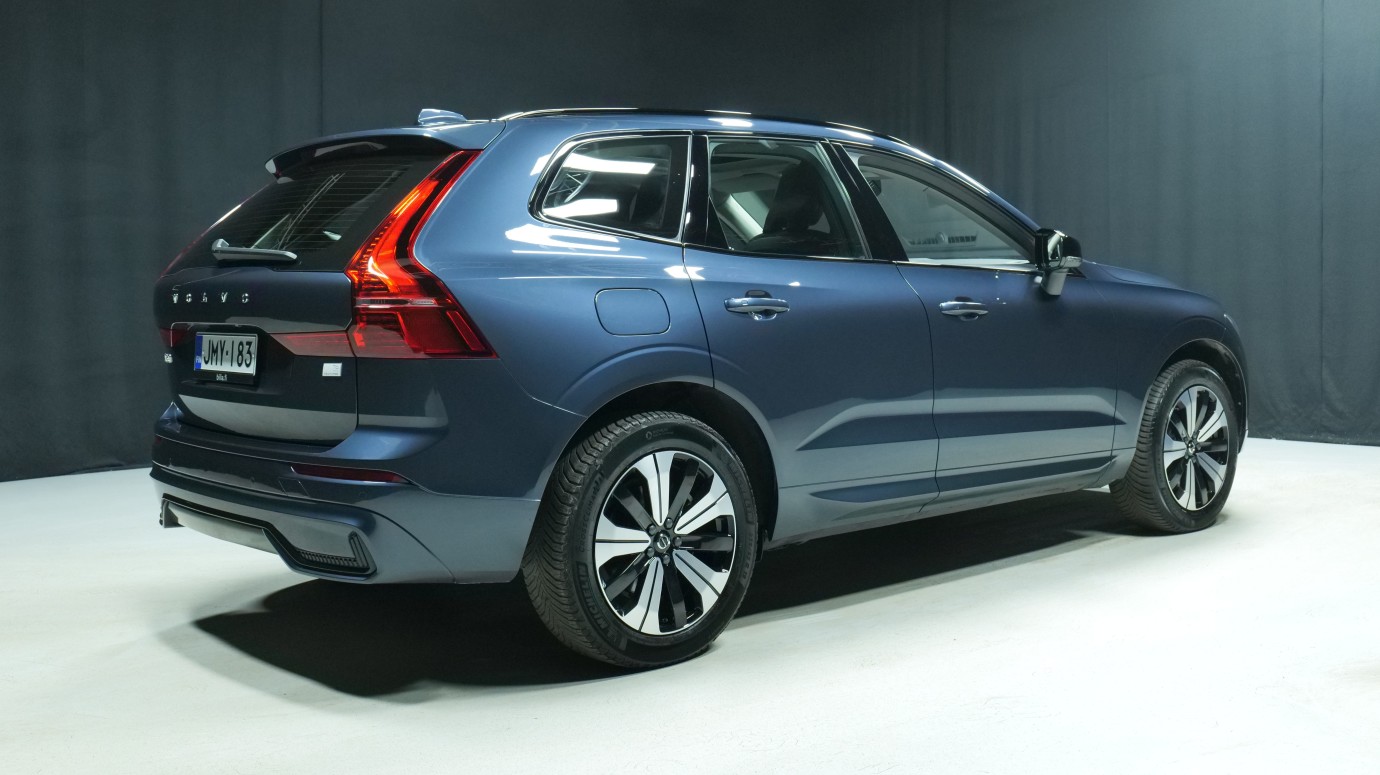 Esittelykuva Volvo XC60 kevythybridiautosta.