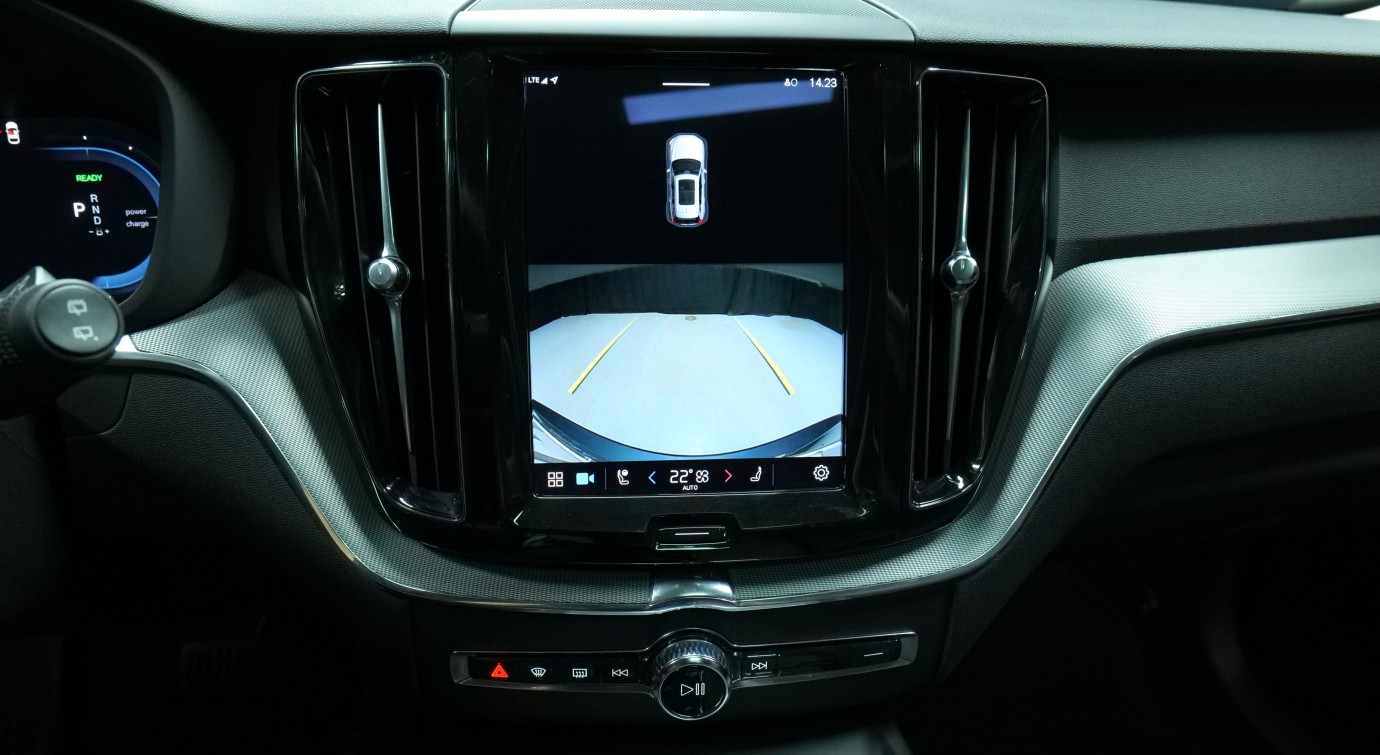 Esittelykuva Volvo XC60 kevythybridiautosta.