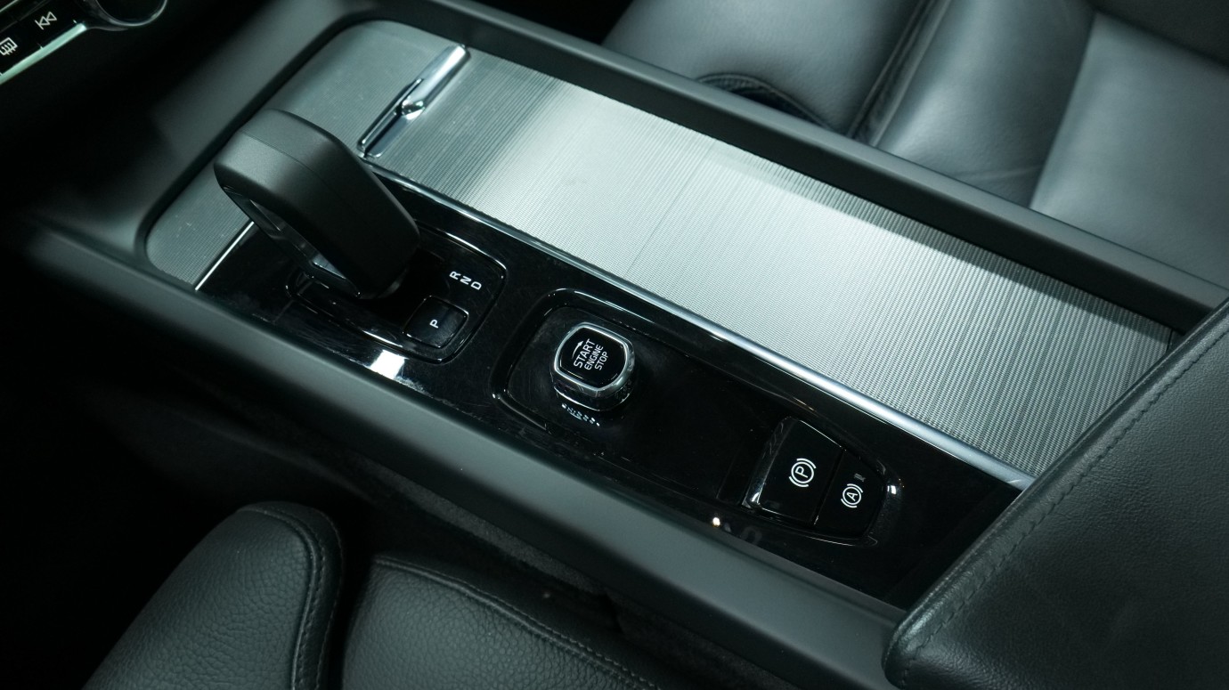 Esittelykuva Volvo XC60 kevythybridiautosta.