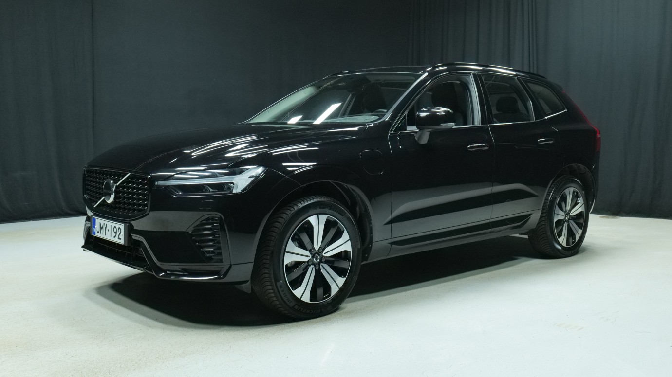 Esittelykuva Volvo XC60 kevythybridiautosta.
