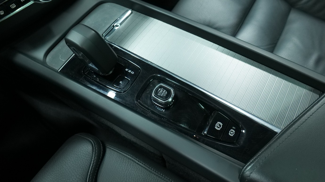 Esittelykuva Volvo XC60 kevythybridiautosta.
