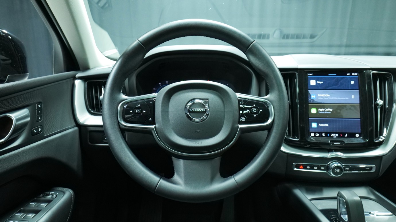 Esittelykuva Volvo XC60 kevythybridiautosta.