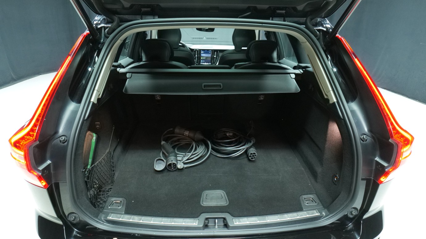 Esittelykuva Volvo XC60 kevythybridiautosta.
