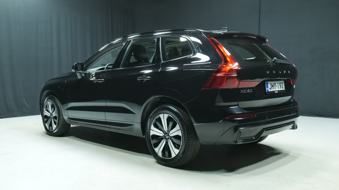 Esittelykuva Volvo XC60 kevythybridiautosta.