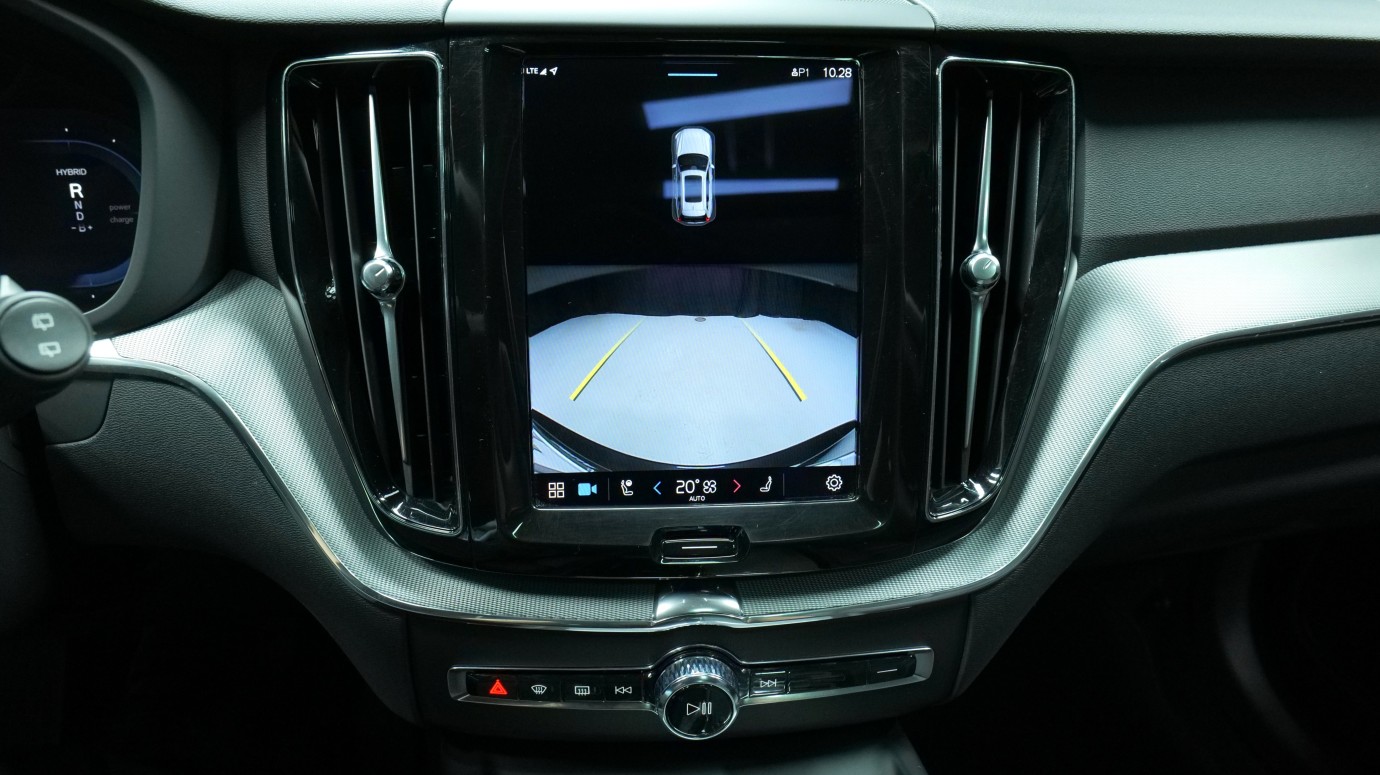 Esittelykuva Volvo XC60 kevythybridiautosta.