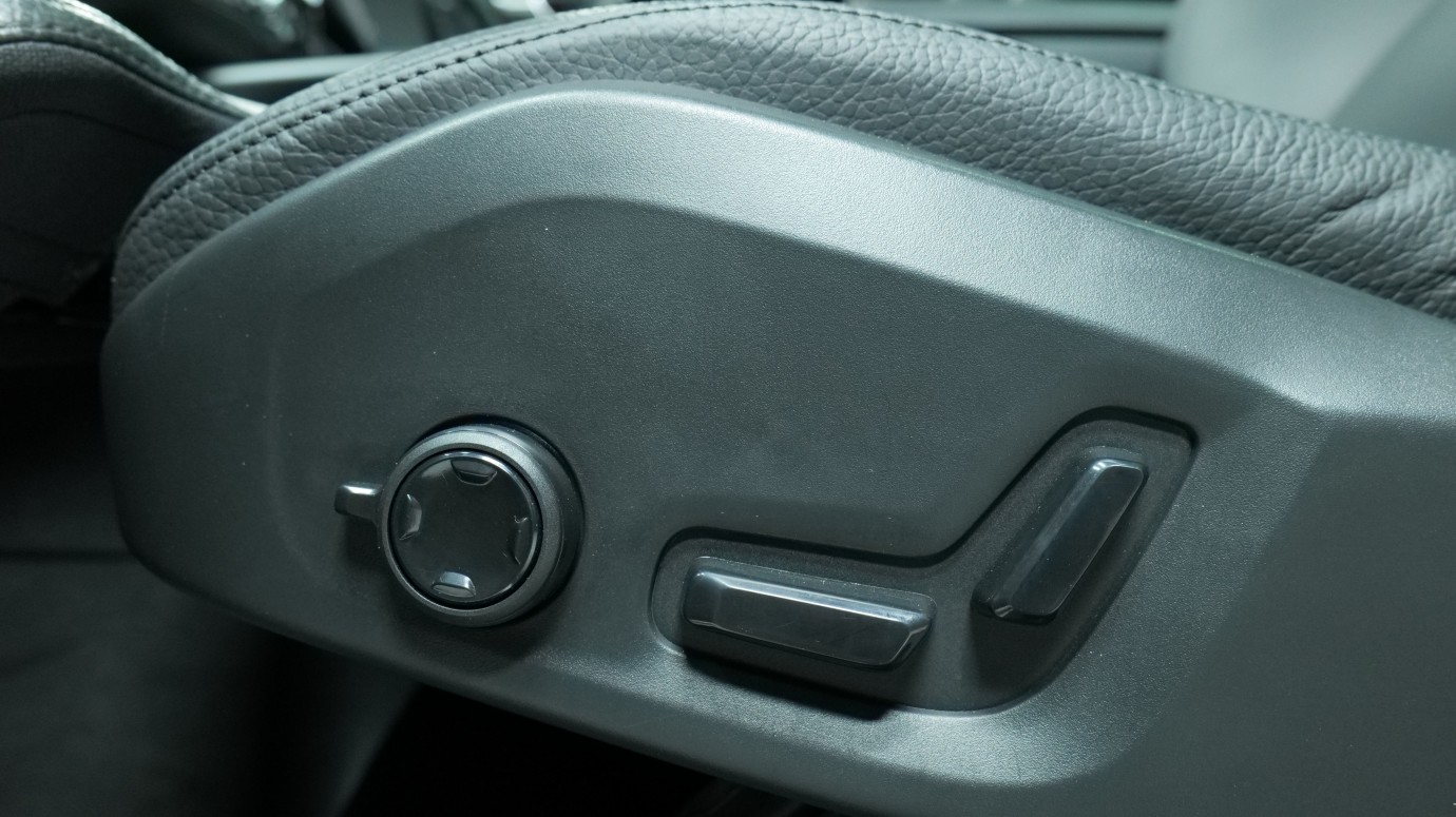Esittelykuva Volvo XC60 kevythybridiautosta.