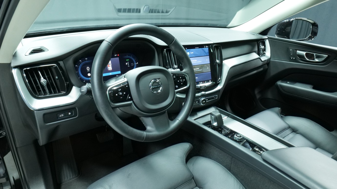 Esittelykuva Volvo XC60 kevythybridiautosta.