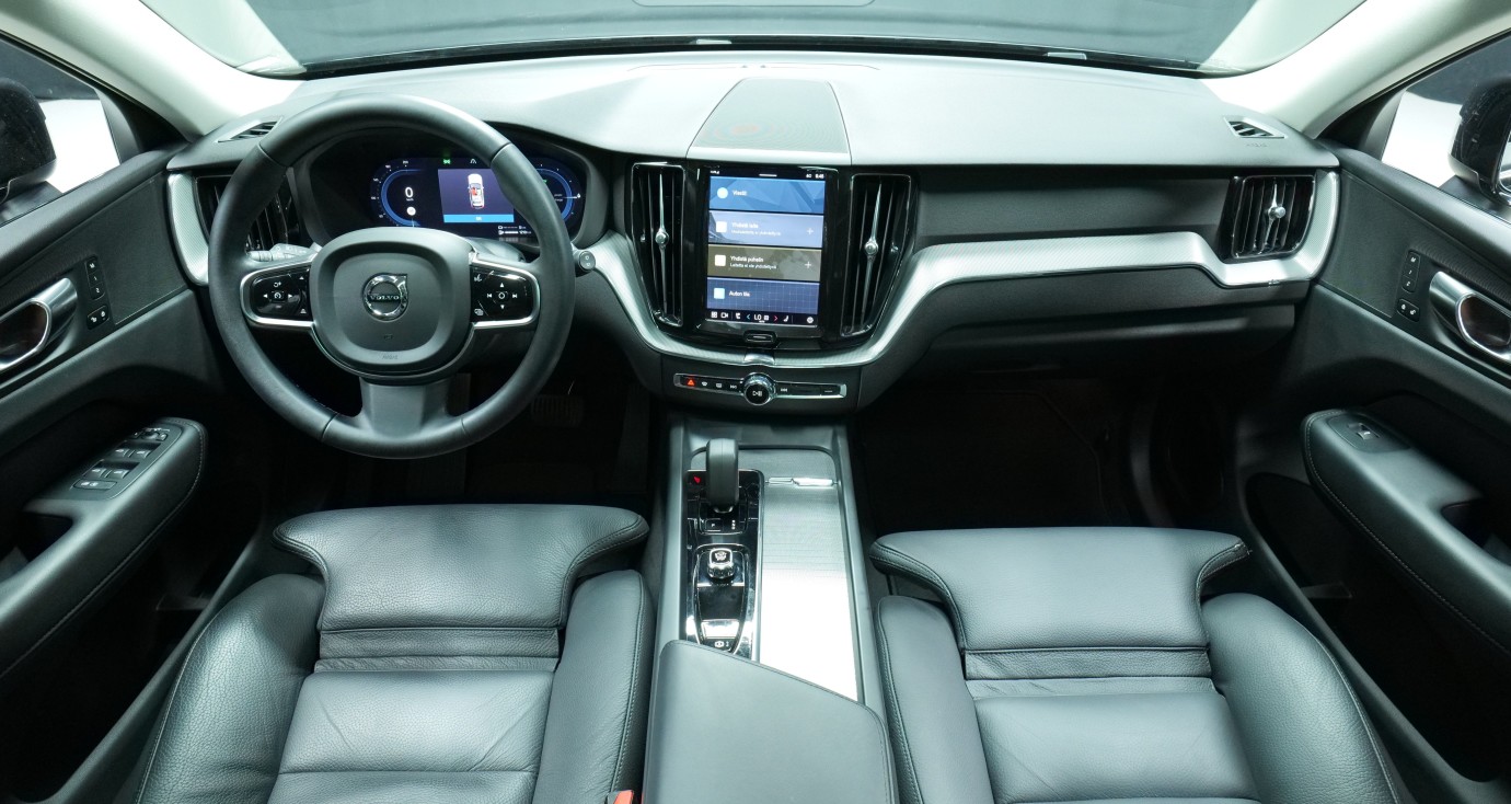 Esittelykuva Volvo XC60 kevythybridiautosta.