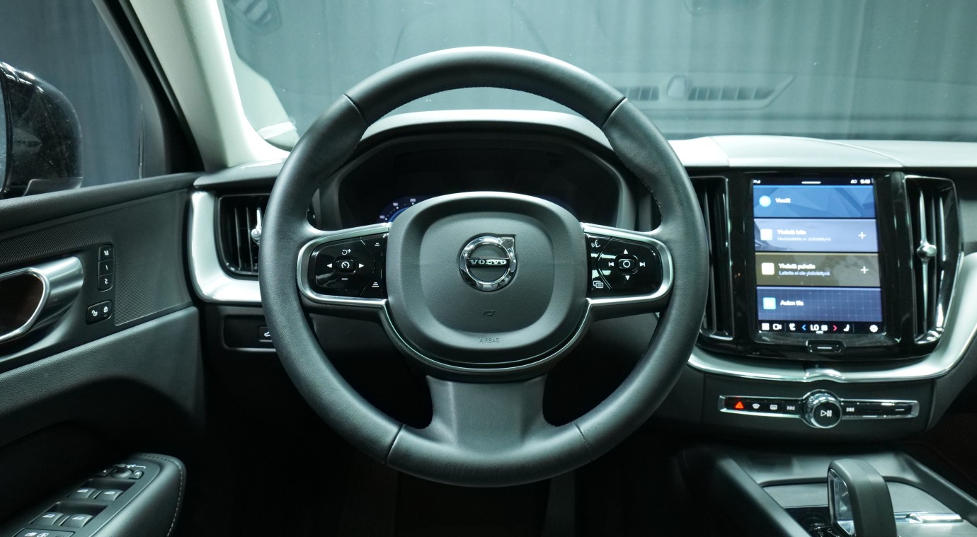 Esittelykuva Volvo XC60 kevythybridiautosta.