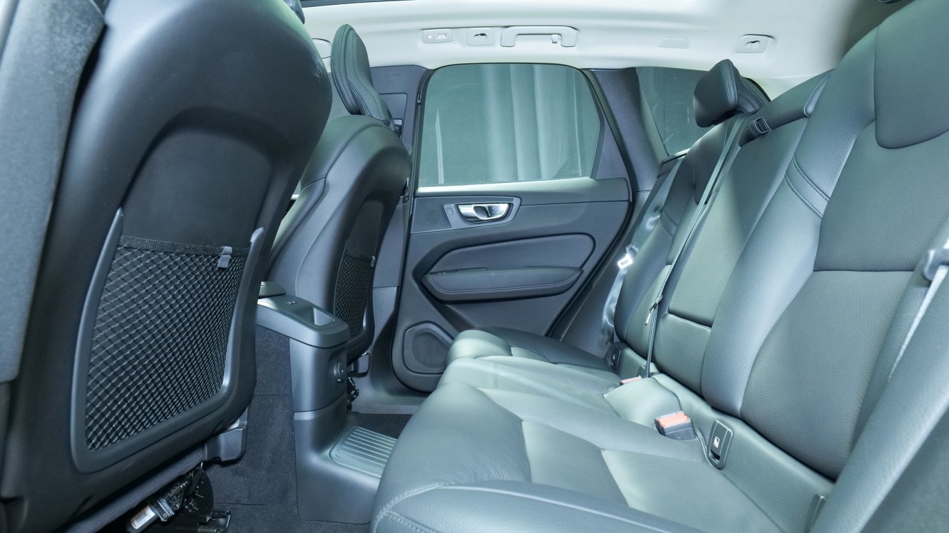 Esittelykuva Volvo XC60 kevythybridiautosta.