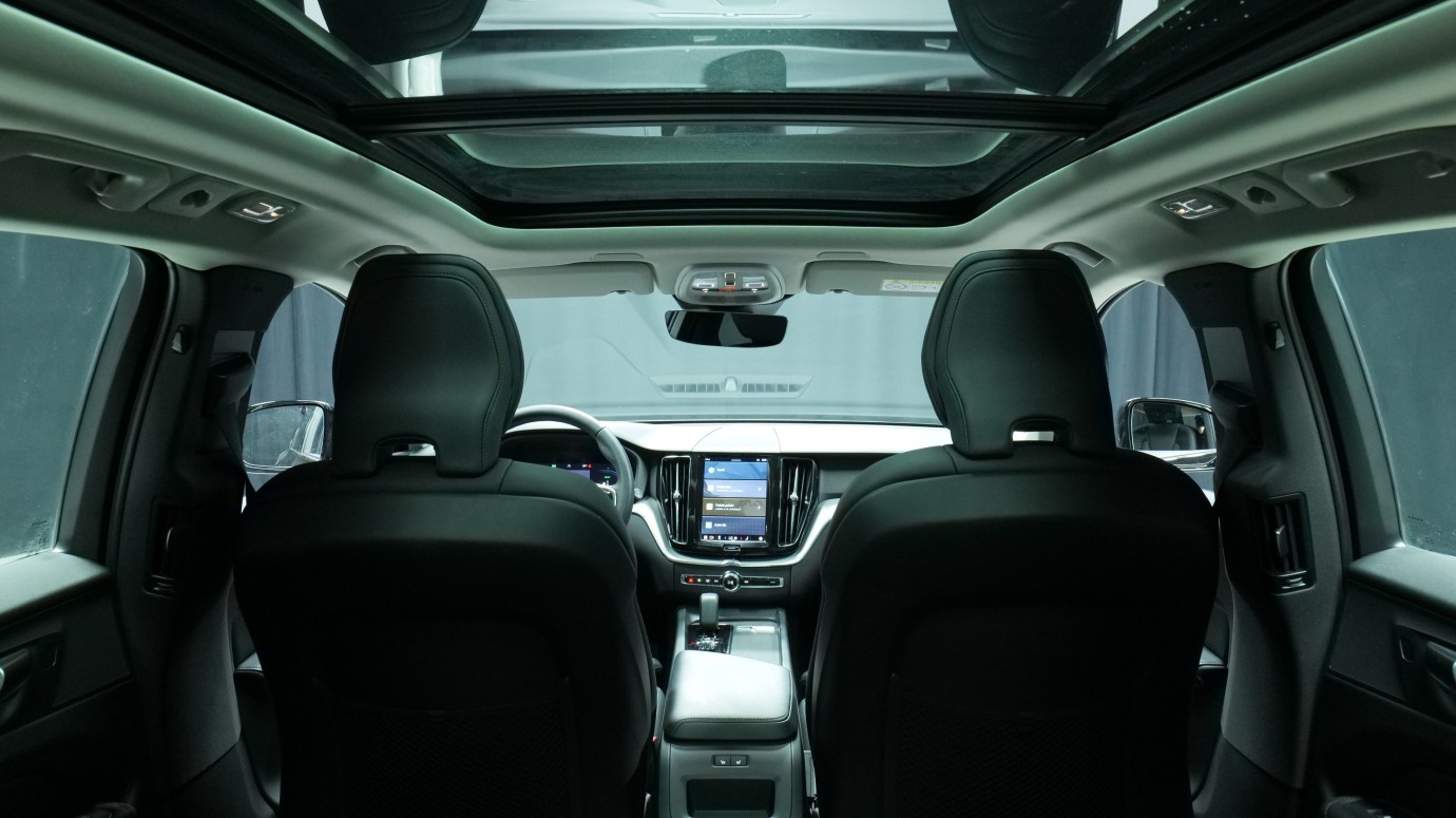 Esittelykuva Volvo XC60 kevythybridiautosta.