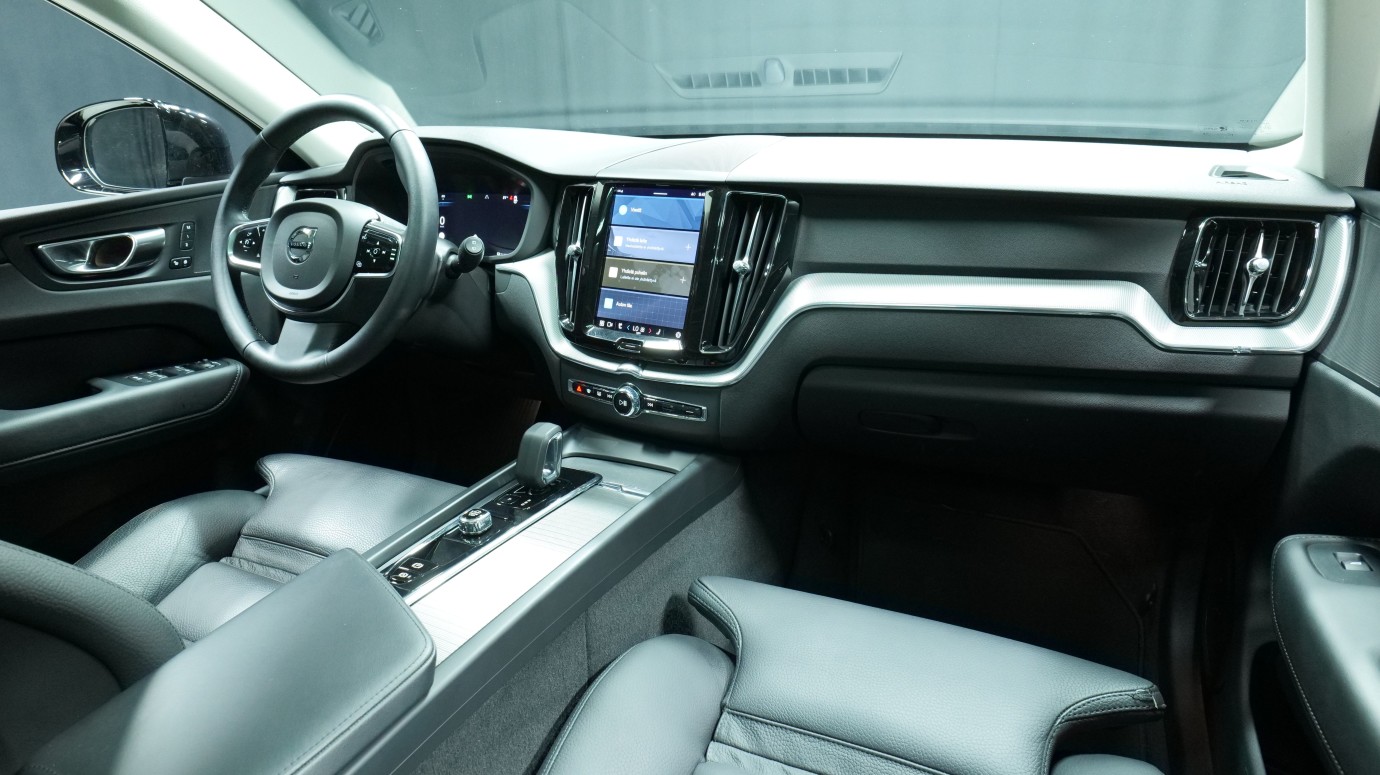 Esittelykuva Volvo XC60 kevythybridiautosta.