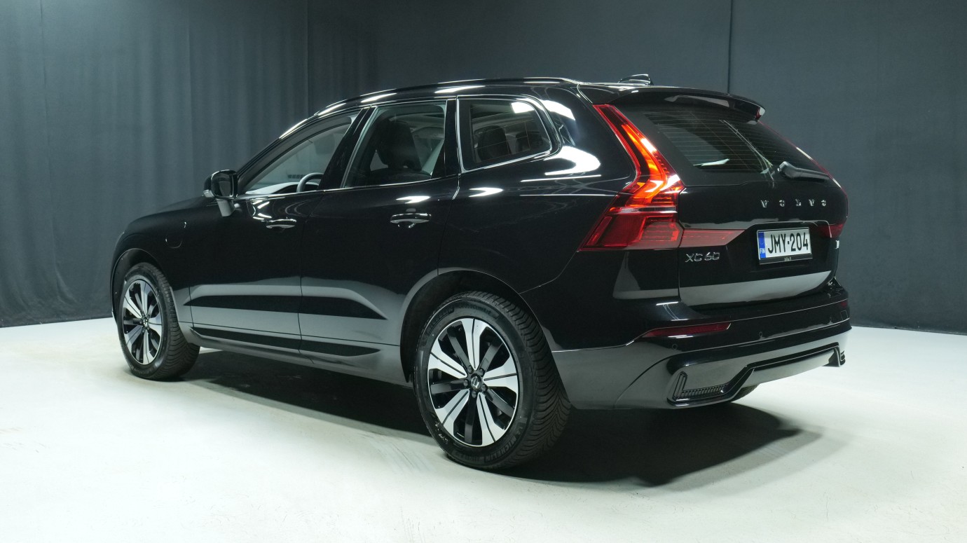 Esittelykuva Volvo XC60 kevythybridiautosta.