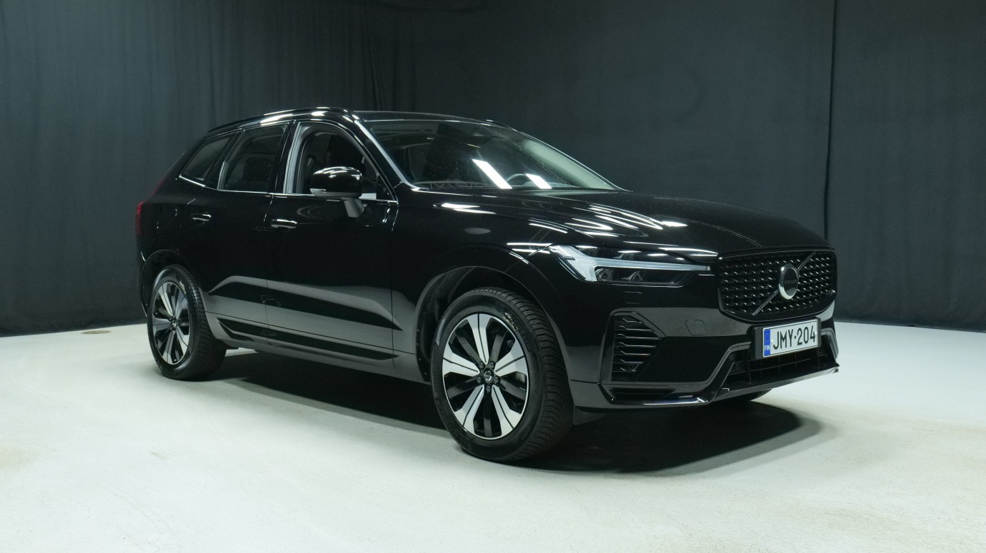 Esittelykuva Volvo XC60 kevythybridiautosta.