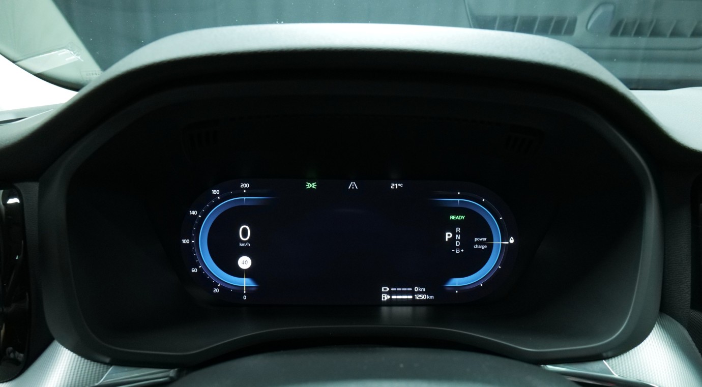 Esittelykuva Volvo XC60 kevythybridiautosta.