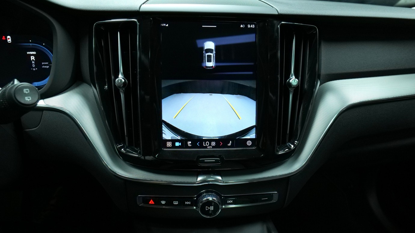 Esittelykuva Volvo XC60 kevythybridiautosta.