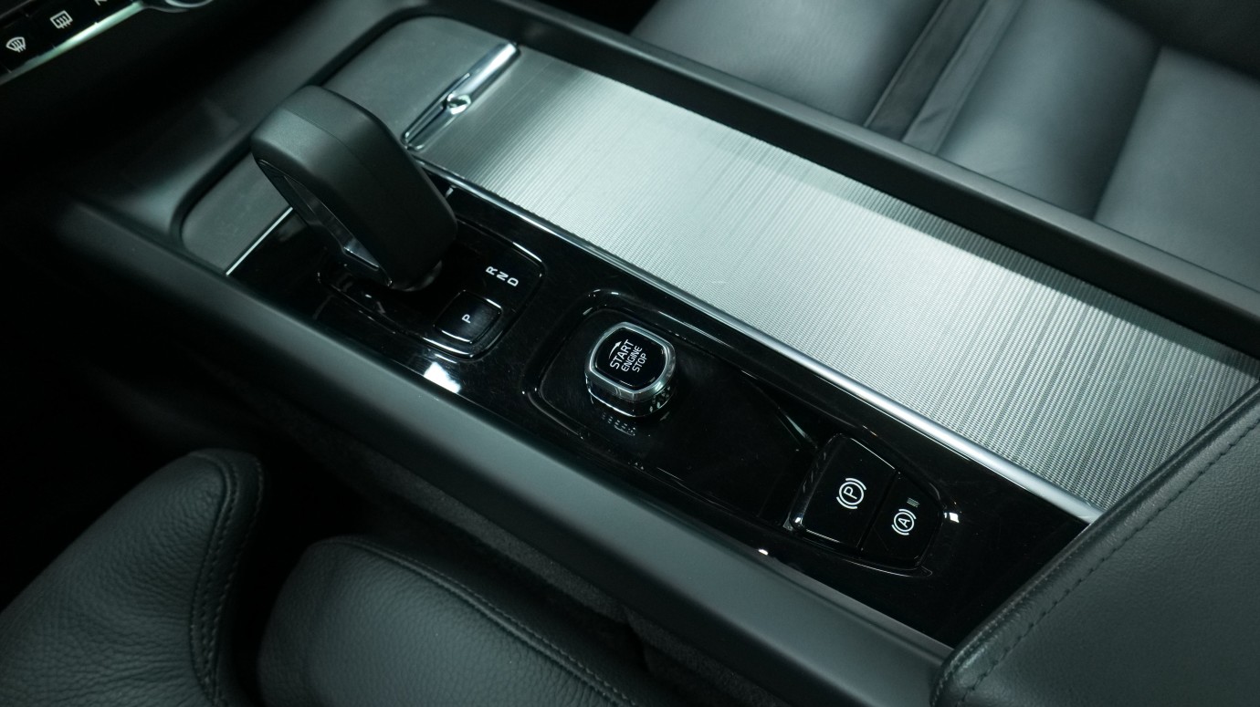 Esittelykuva Volvo XC60 kevythybridiautosta.
