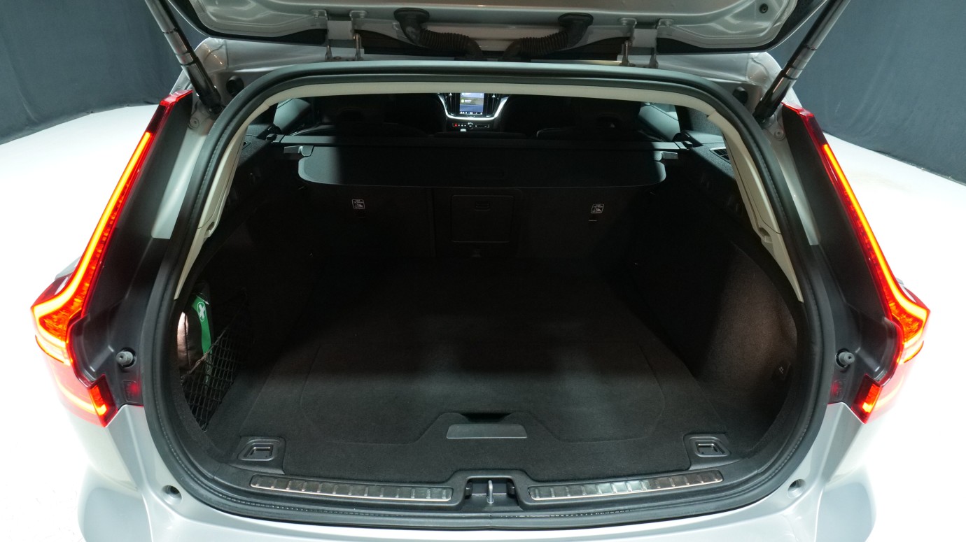 Esittelykuva Volvo V60 bensiiniautosta.