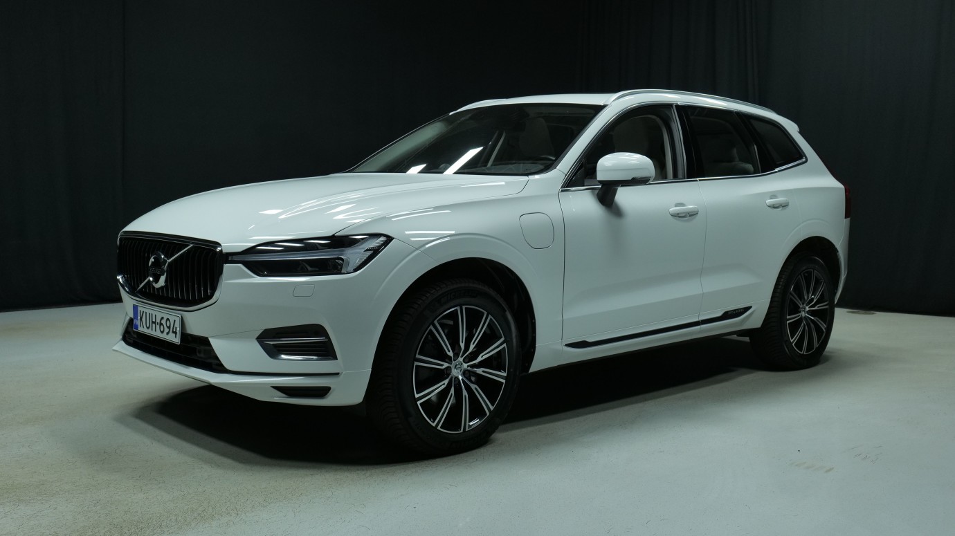 Esittelykuva Volvo XC60 kevythybridiautosta.