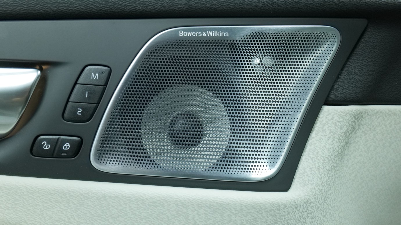 Esittelykuva Volvo XC60 kevythybridiautosta.