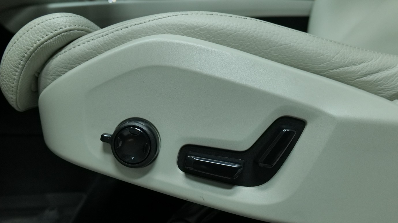 Esittelykuva Volvo XC60 kevythybridiautosta.