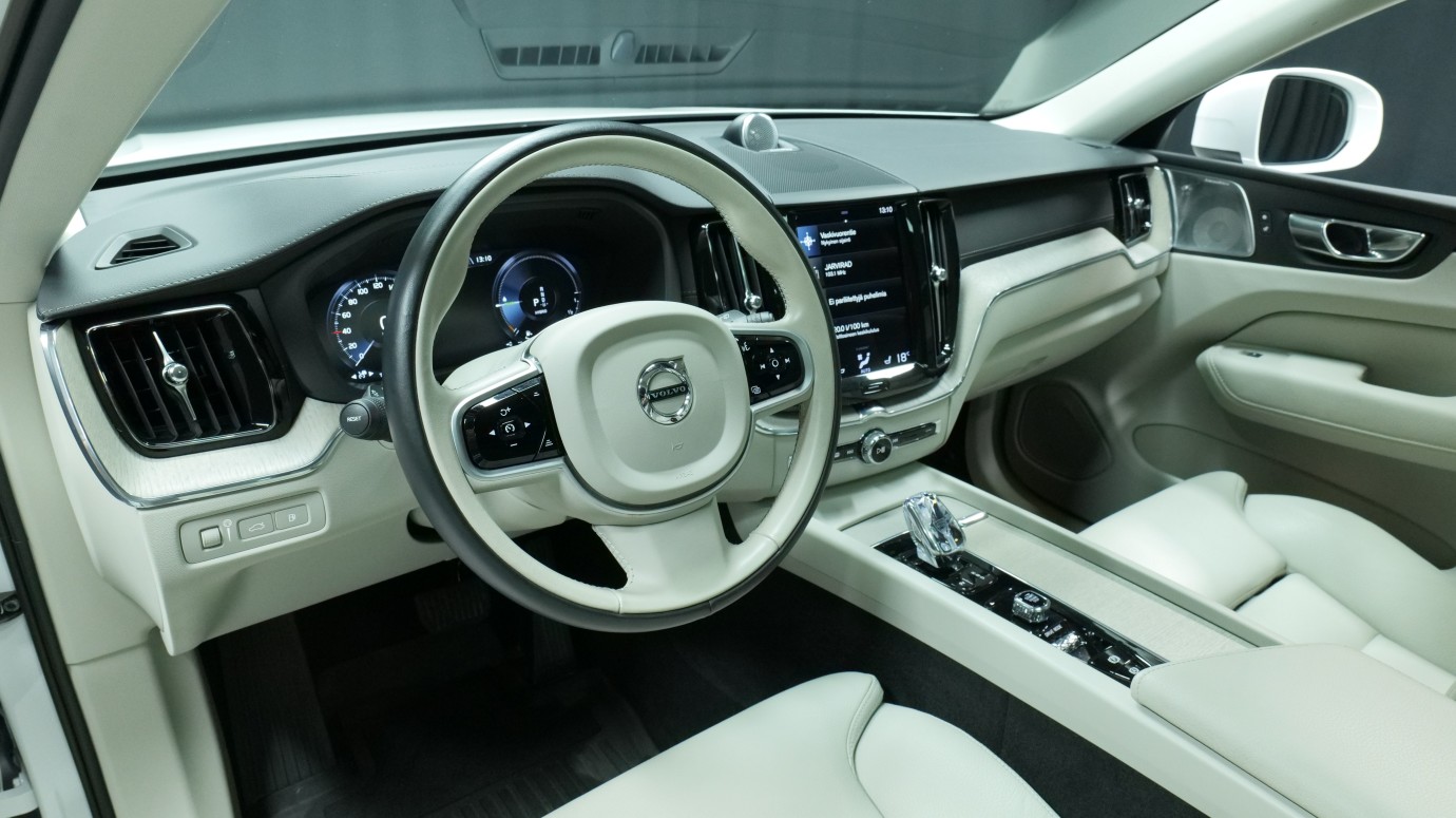 Esittelykuva Volvo XC60 kevythybridiautosta.