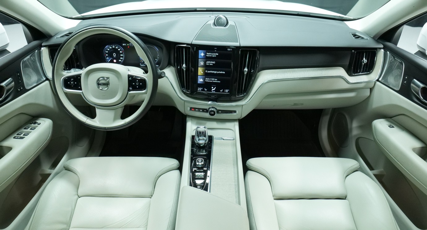 Esittelykuva Volvo XC60 kevythybridiautosta.