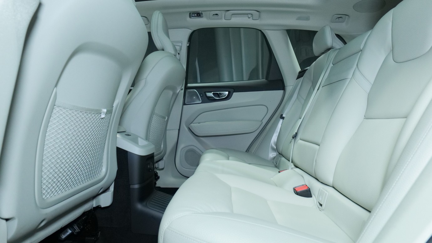 Esittelykuva Volvo XC60 kevythybridiautosta.