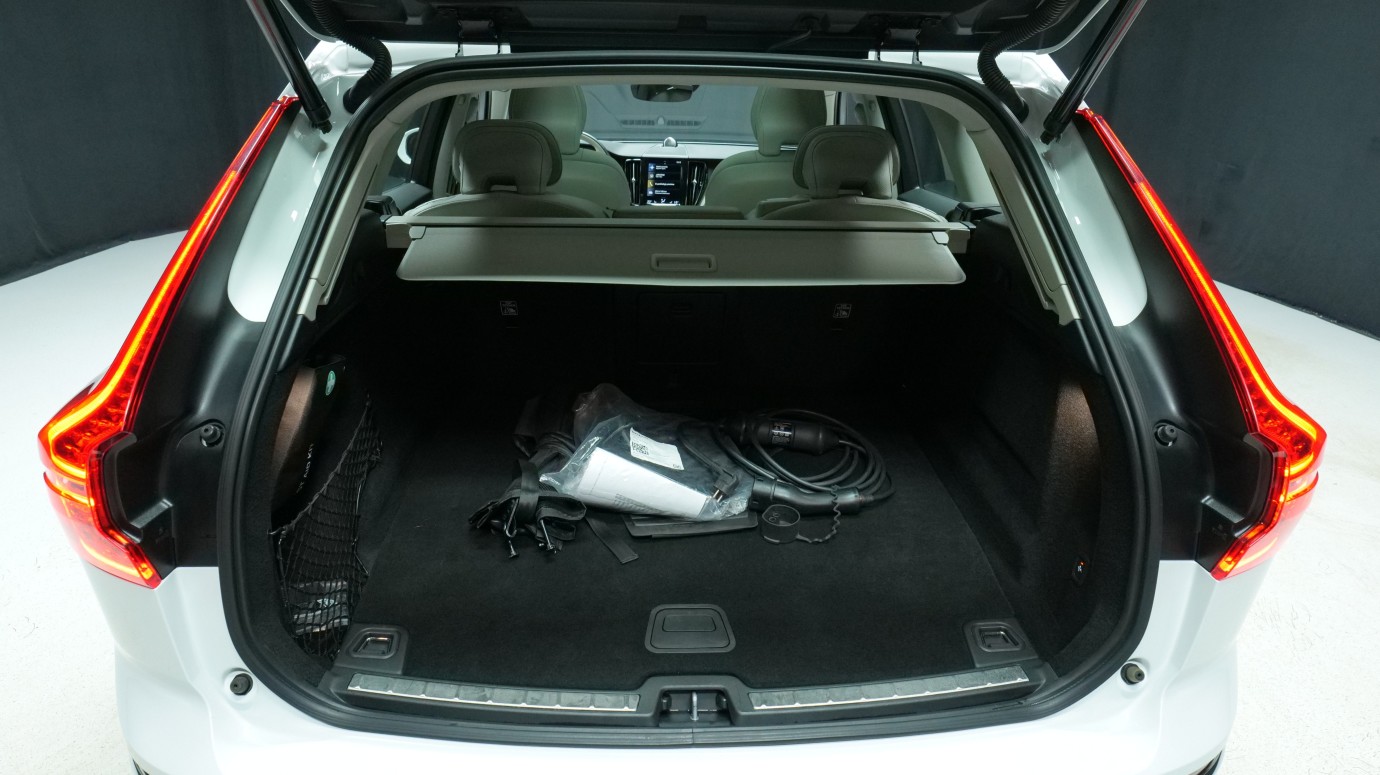 Esittelykuva Volvo XC60 kevythybridiautosta.