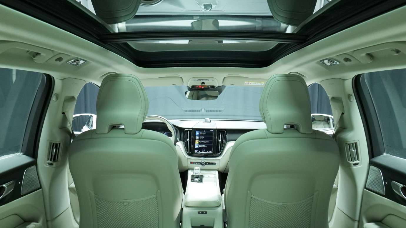 Esittelykuva Volvo XC60 kevythybridiautosta.
