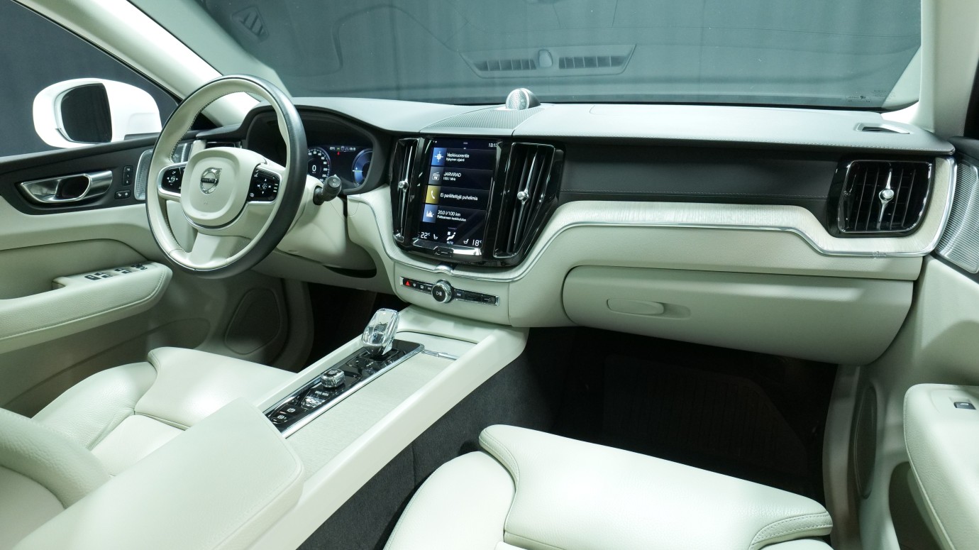 Esittelykuva Volvo XC60 kevythybridiautosta.