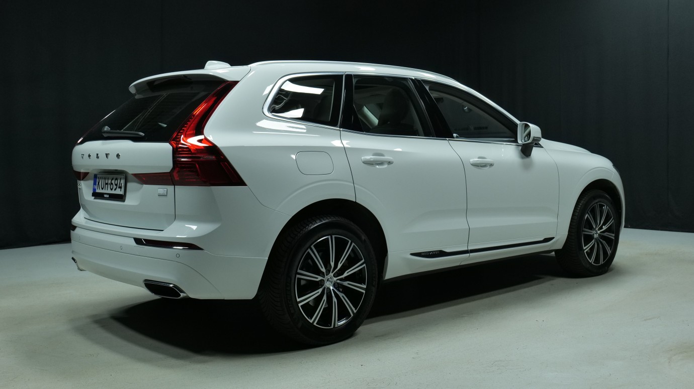 Esittelykuva Volvo XC60 kevythybridiautosta.