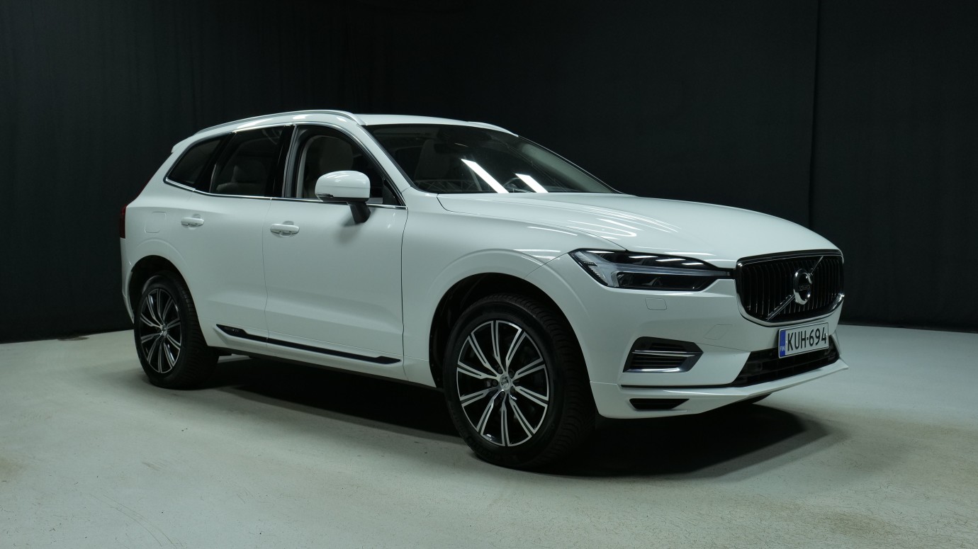 Esittelykuva Volvo XC60 kevythybridiautosta.
