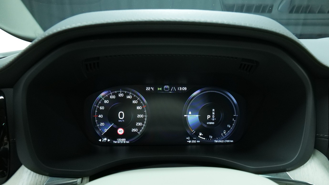 Esittelykuva Volvo XC60 kevythybridiautosta.