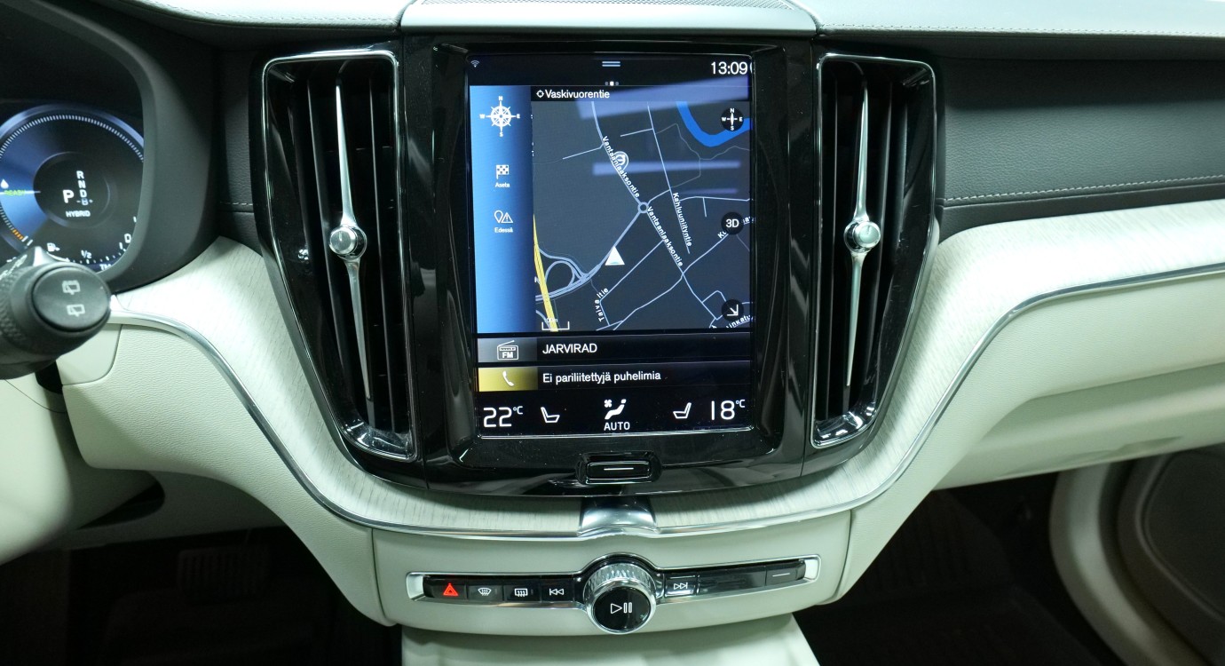 Esittelykuva Volvo XC60 kevythybridiautosta.