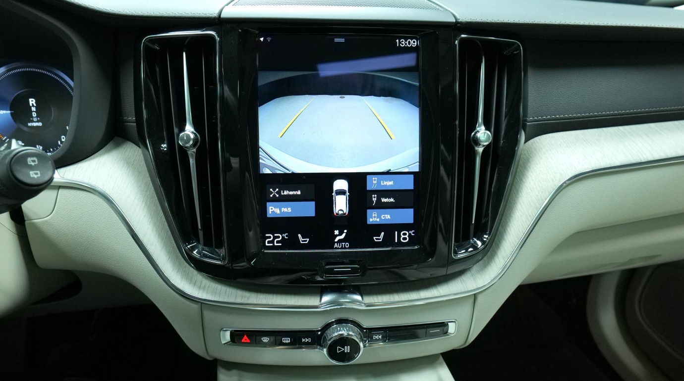 Esittelykuva Volvo XC60 kevythybridiautosta.